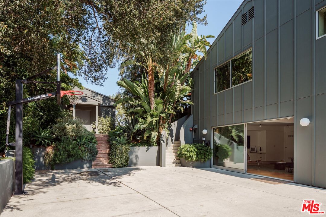 3860 Sunswept Dr