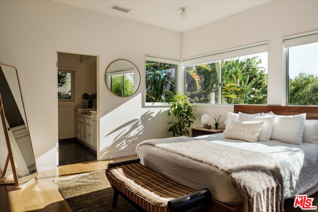 3860 Sunswept Dr