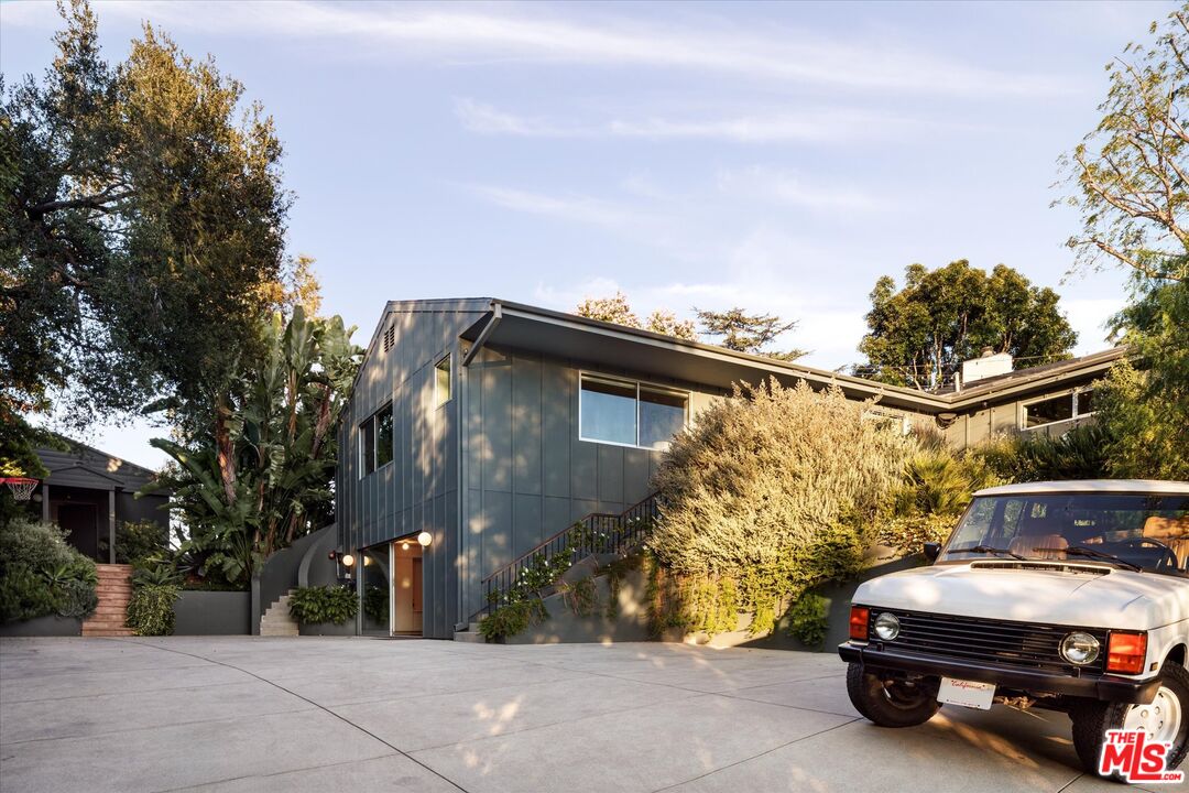 3860 Sunswept Dr