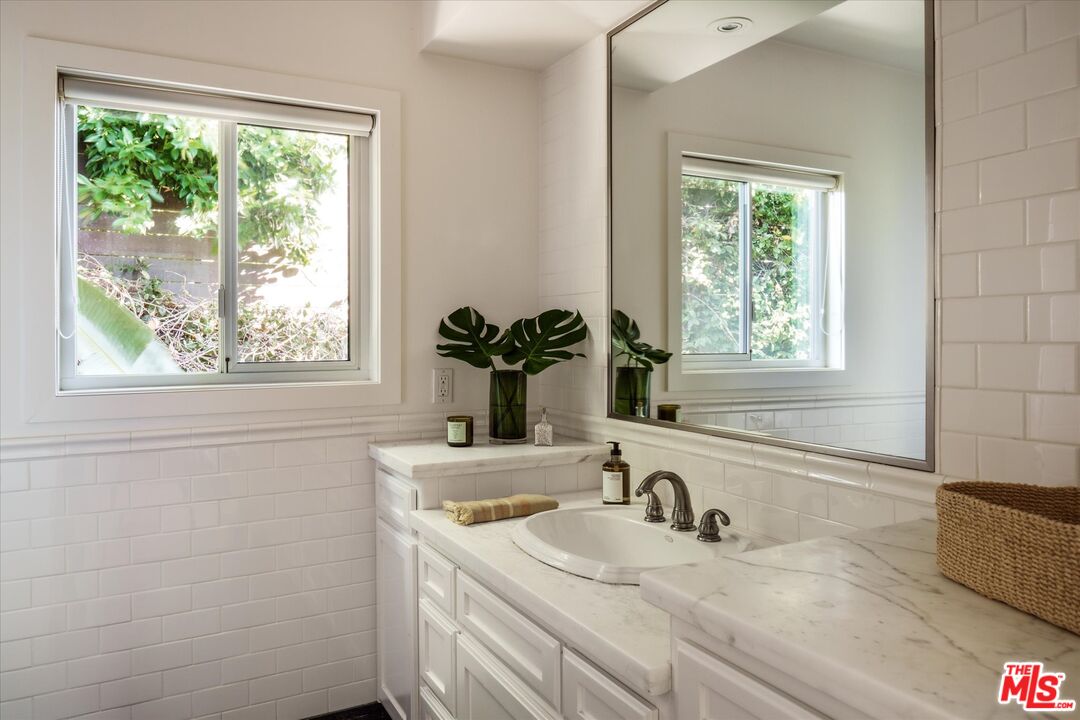 3860 Sunswept Dr