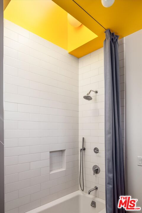 3860 Sunswept Dr