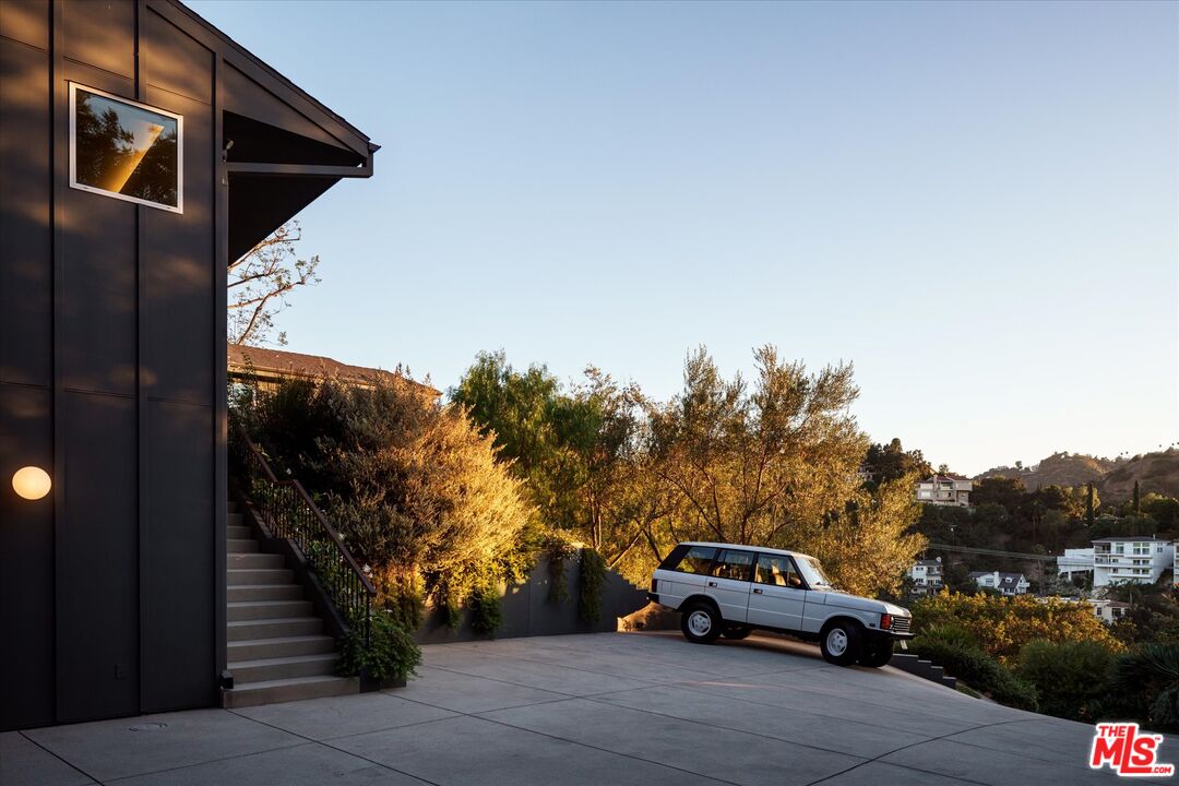 3860 Sunswept Dr