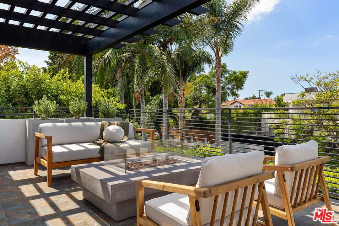 414 N La Jolla Ave
