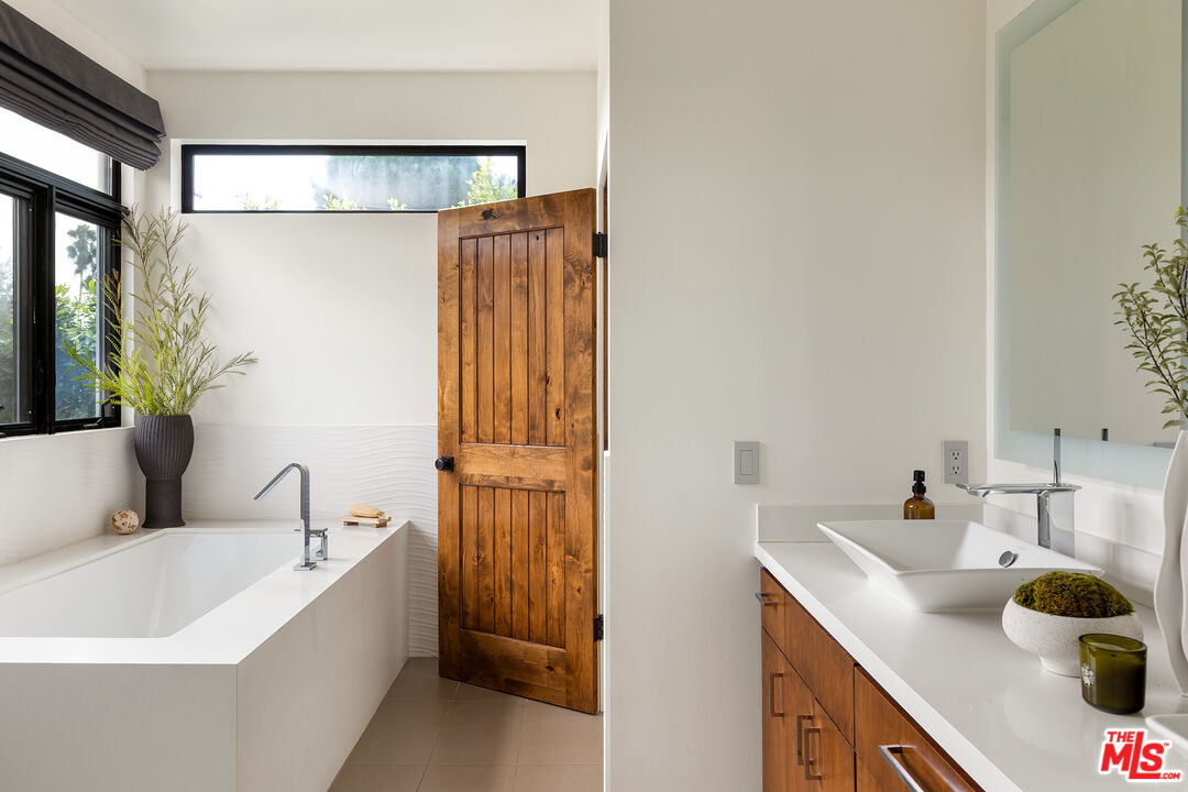 414 N La Jolla Ave