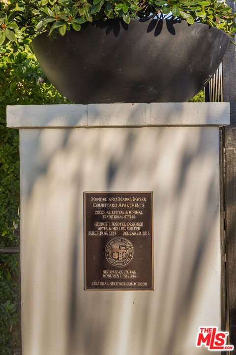 118 N Flores St Unit: 1/2