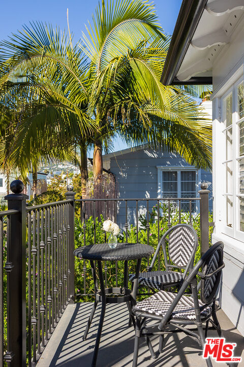 118 N Flores St Unit: 1/2