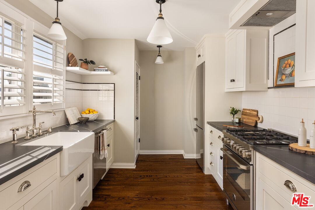 118 N Flores St Unit: 1/2