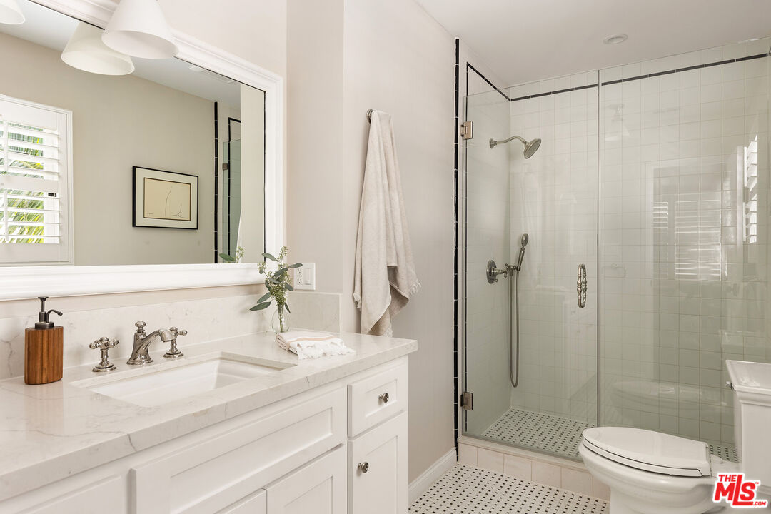 118 N Flores St Unit: 1/2