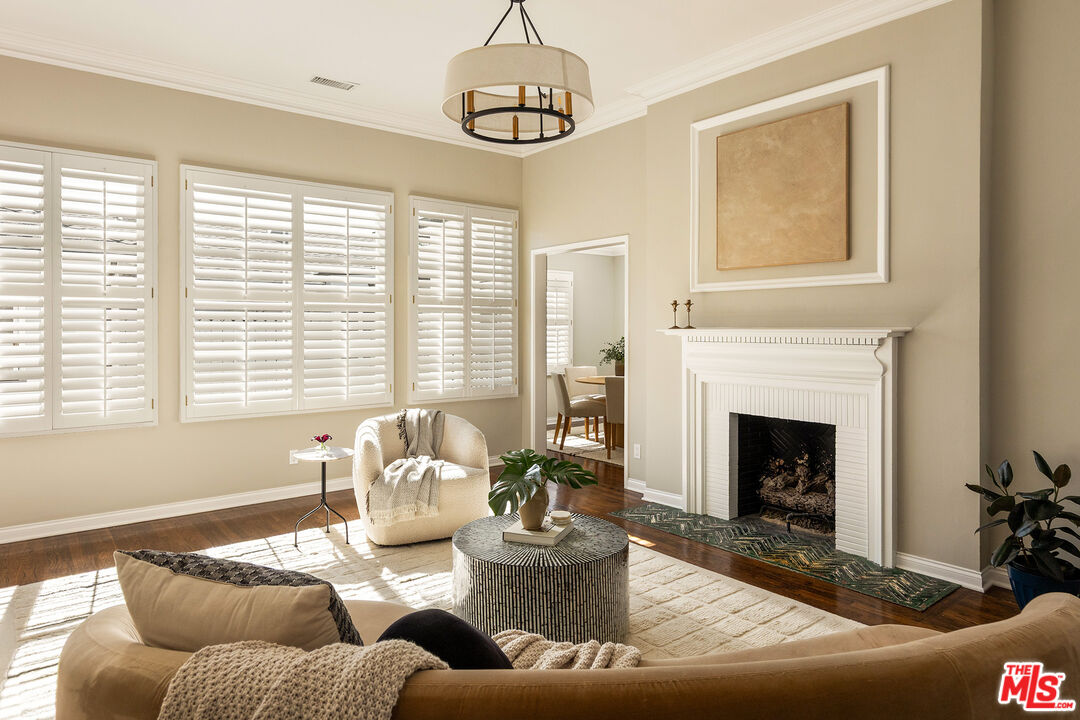 118 N Flores St Unit: 1/2