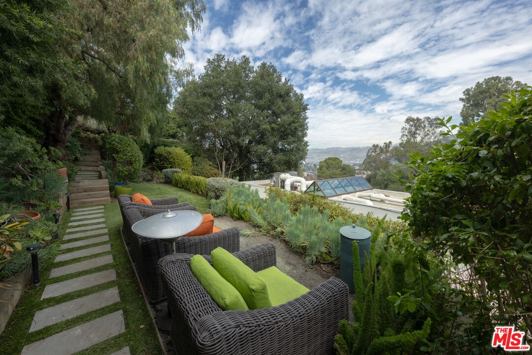 6835 Pacific View Dr