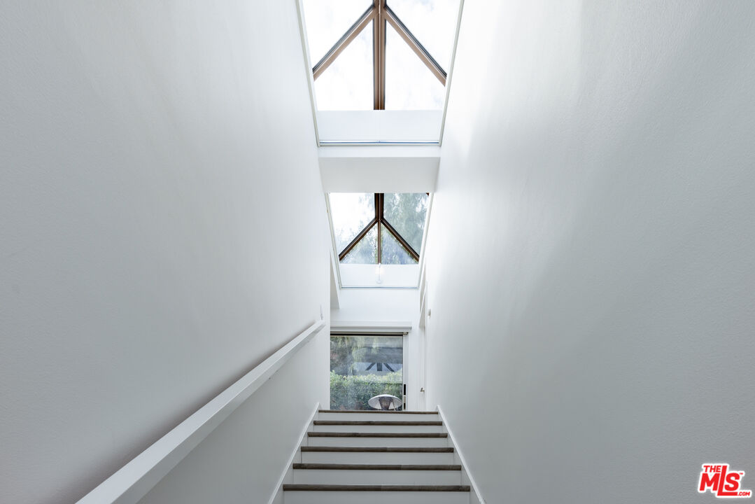 6835 Pacific View Dr