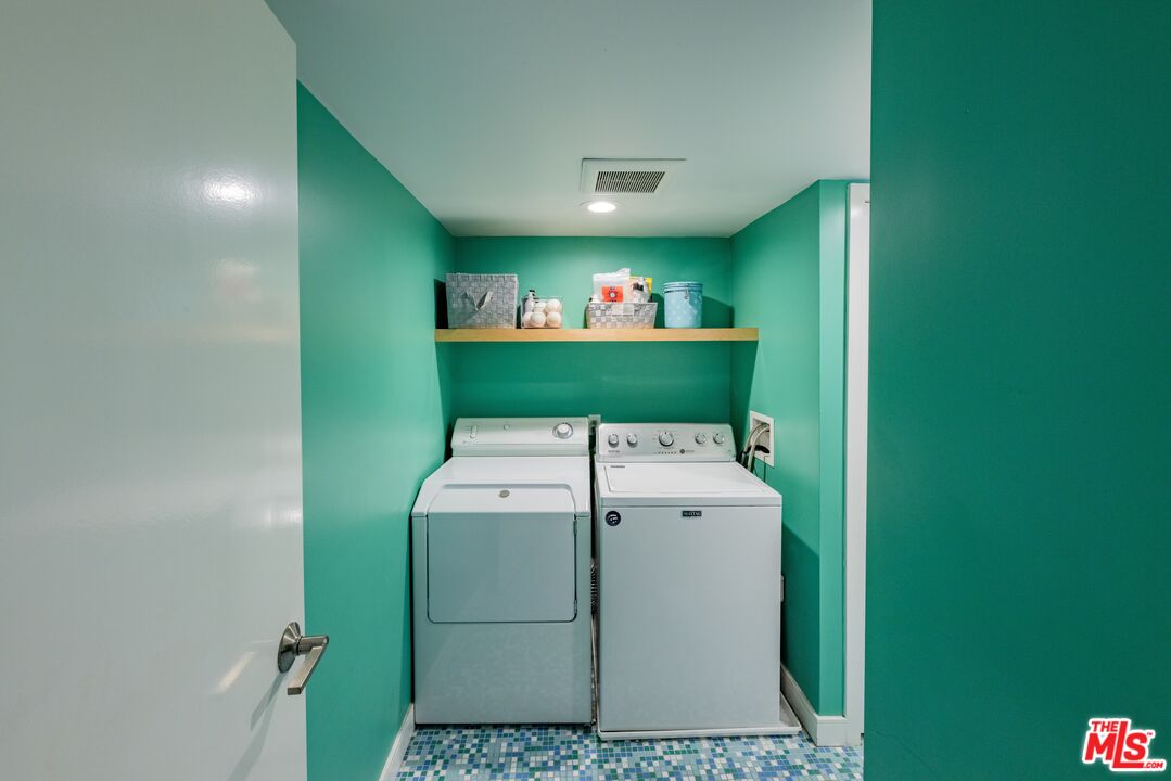 6835 Pacific View Dr