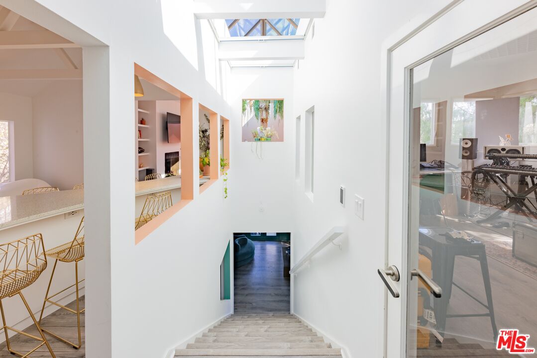 6835 Pacific View Dr