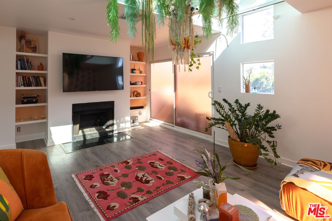 6835 Pacific View Dr