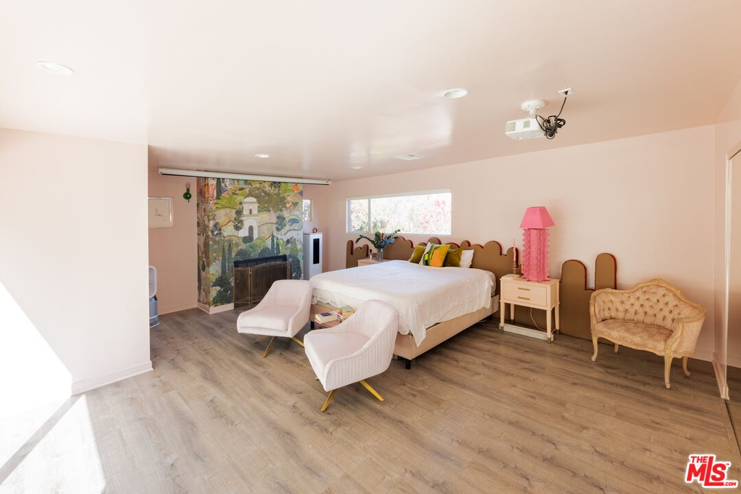 6835 Pacific View Dr