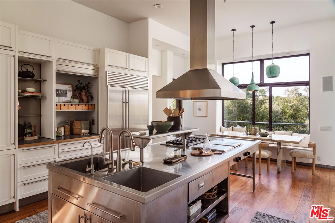 8882 Lookout Mountain Ave