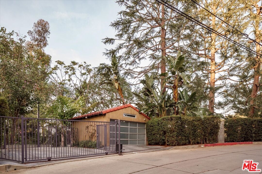 8882 Lookout Mountain Ave