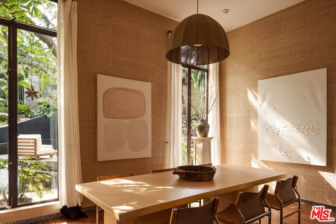 8882 Lookout Mountain Ave