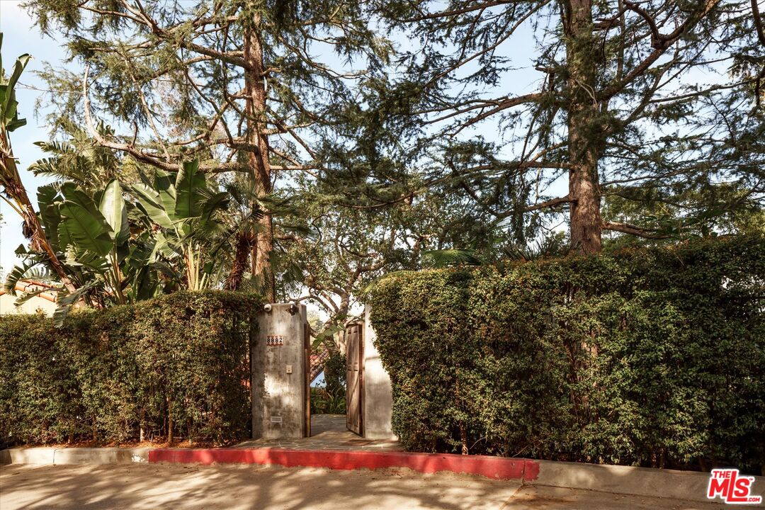 8882 Lookout Mountain Ave