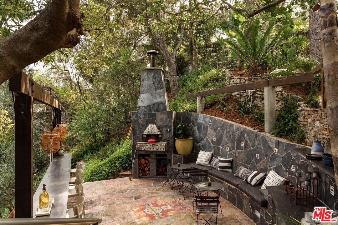 8882 Lookout Mountain Ave