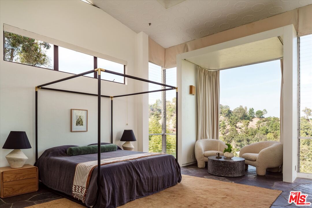 8882 Lookout Mountain Ave