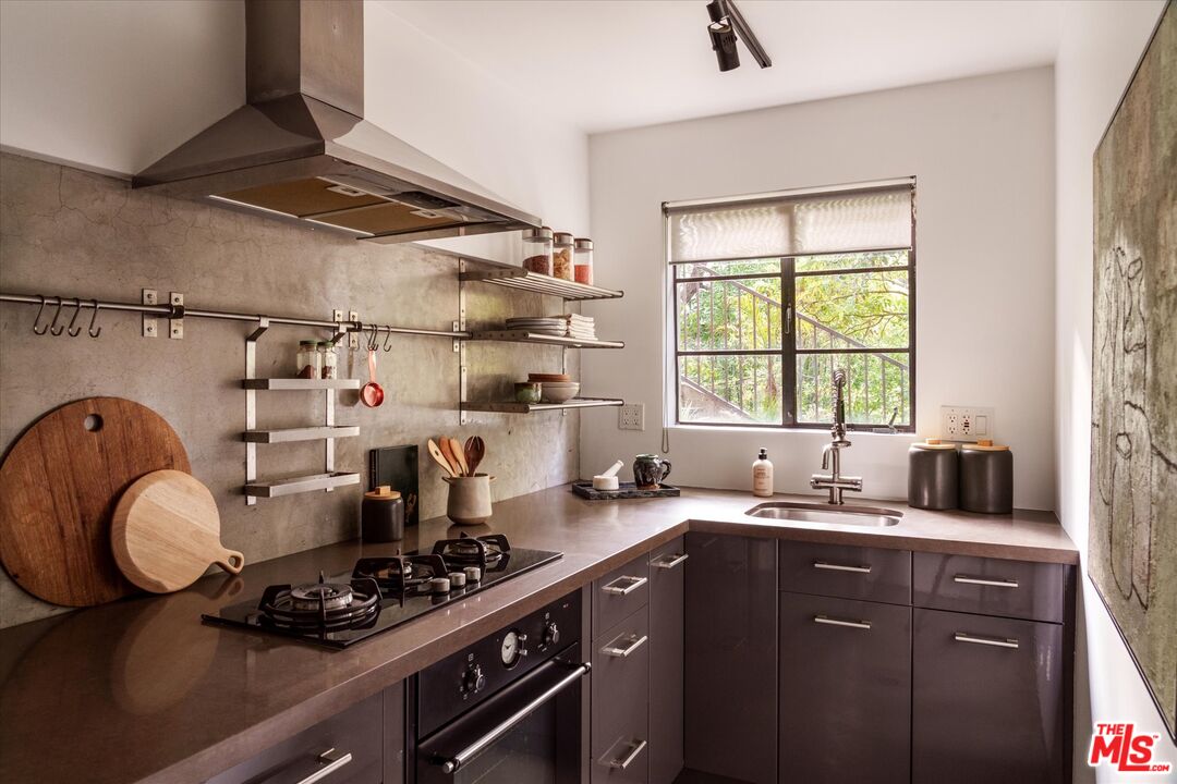 8882 Lookout Mountain Ave