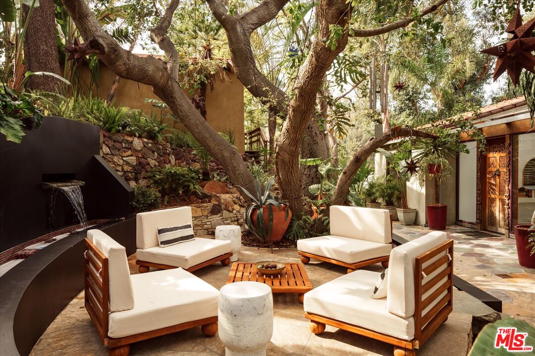 8882 Lookout Mountain Ave