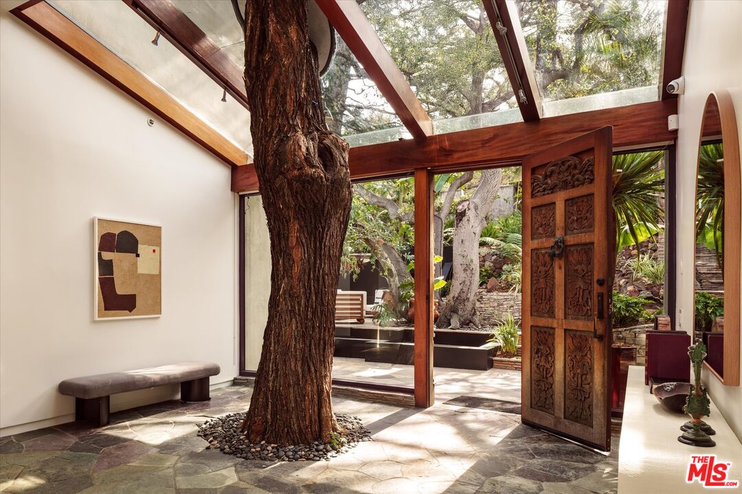 8882 Lookout Mountain Ave