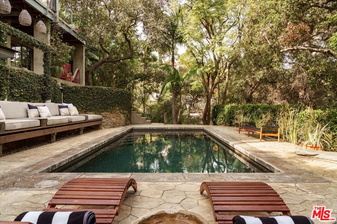 8882 Lookout Mountain Ave