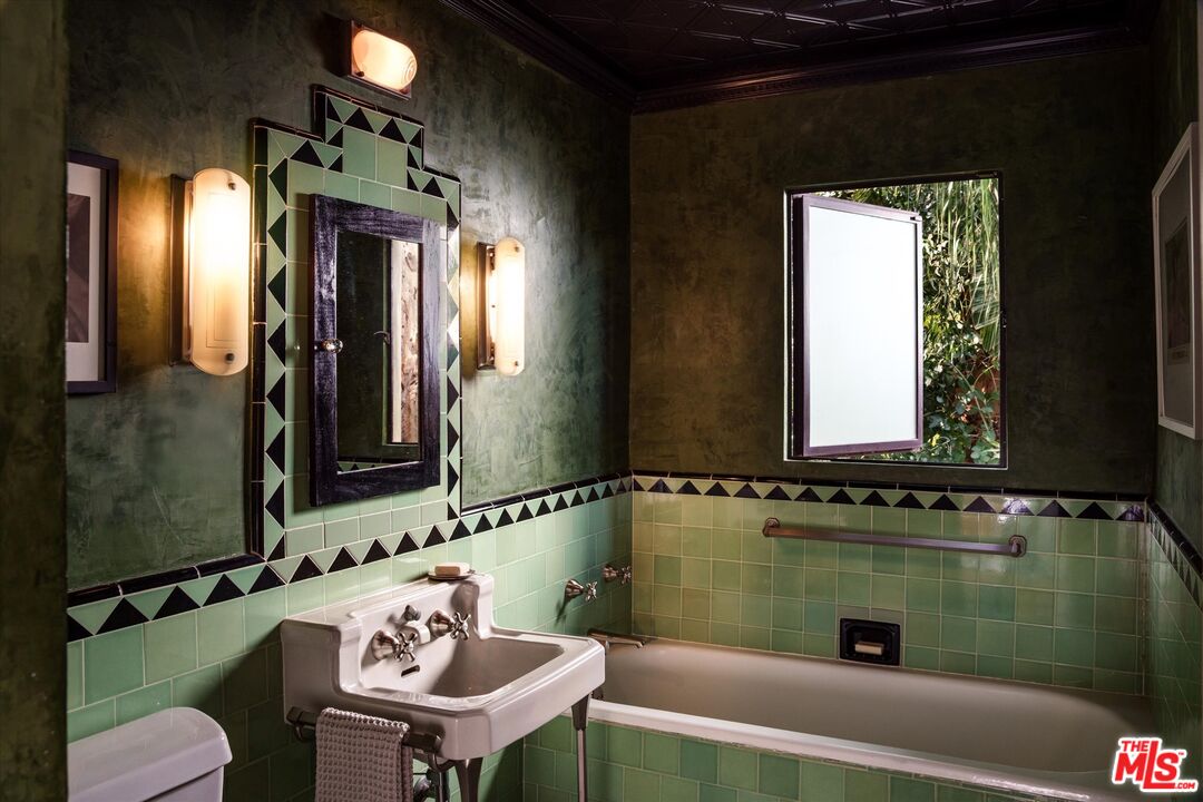 8882 Lookout Mountain Ave