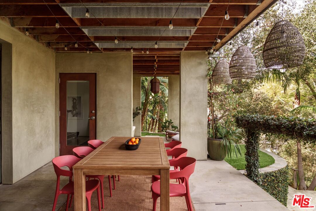 8882 Lookout Mountain Ave