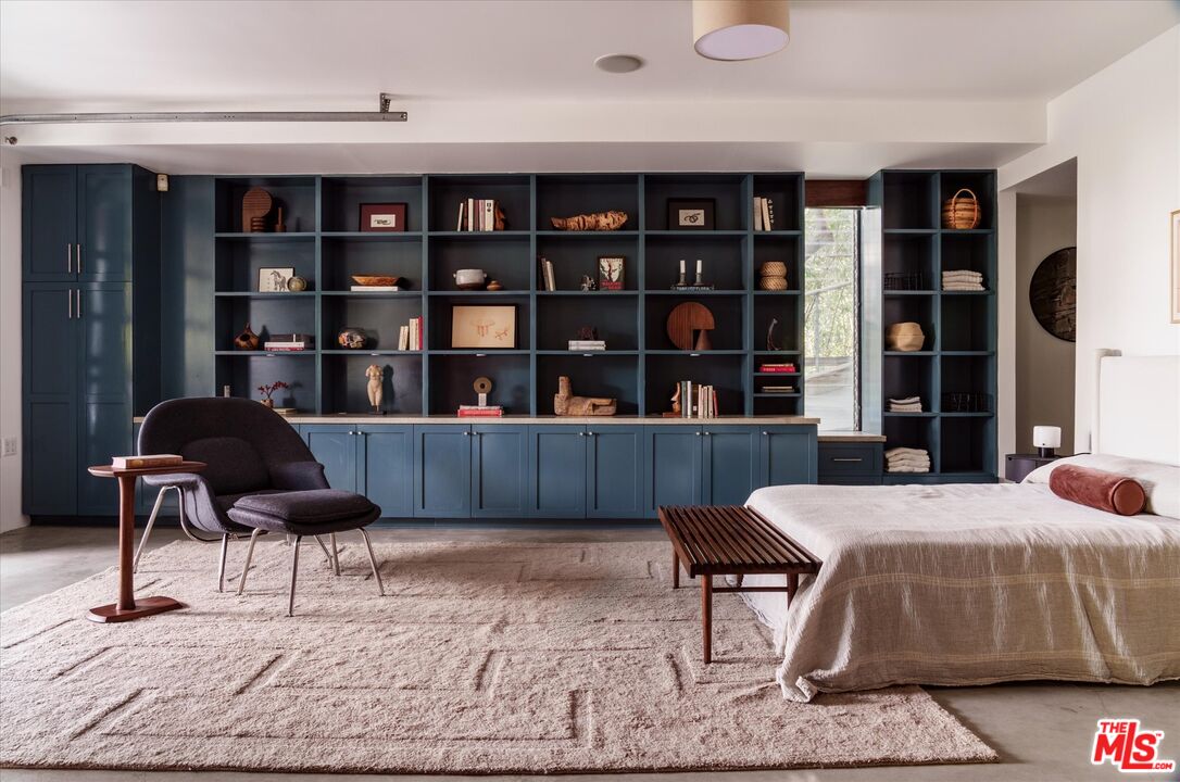 8882 Lookout Mountain Ave