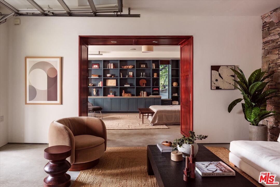 8882 Lookout Mountain Ave