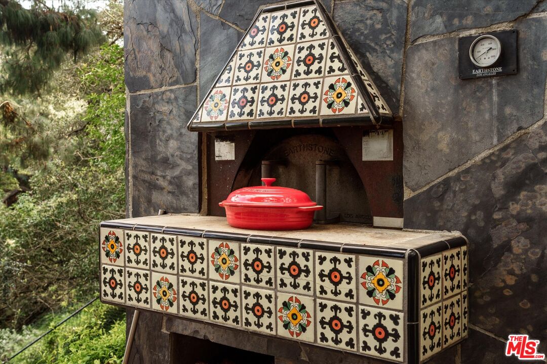 8882 Lookout Mountain Ave