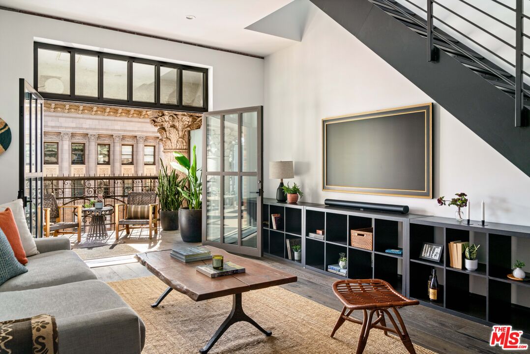 1645 Vine St Unit: 1005