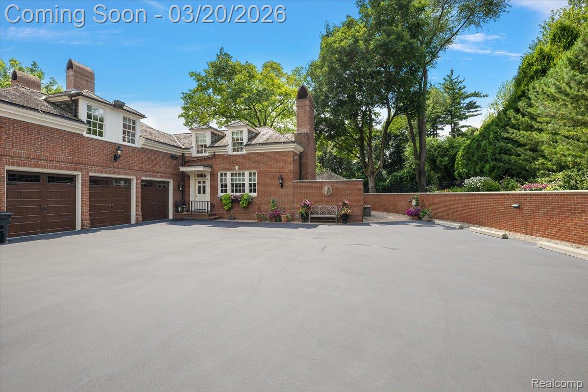 1045 Country Club Road