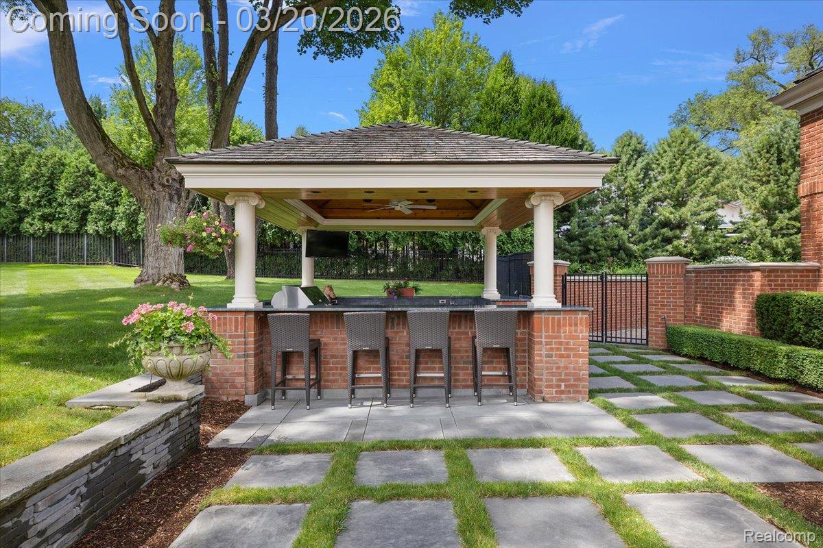 1045 Country Club Road