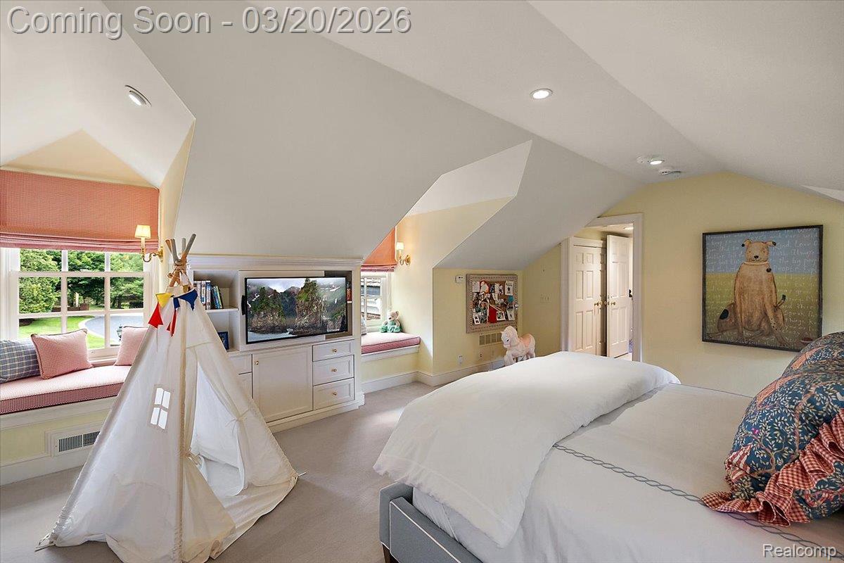 1045 Country Club Road