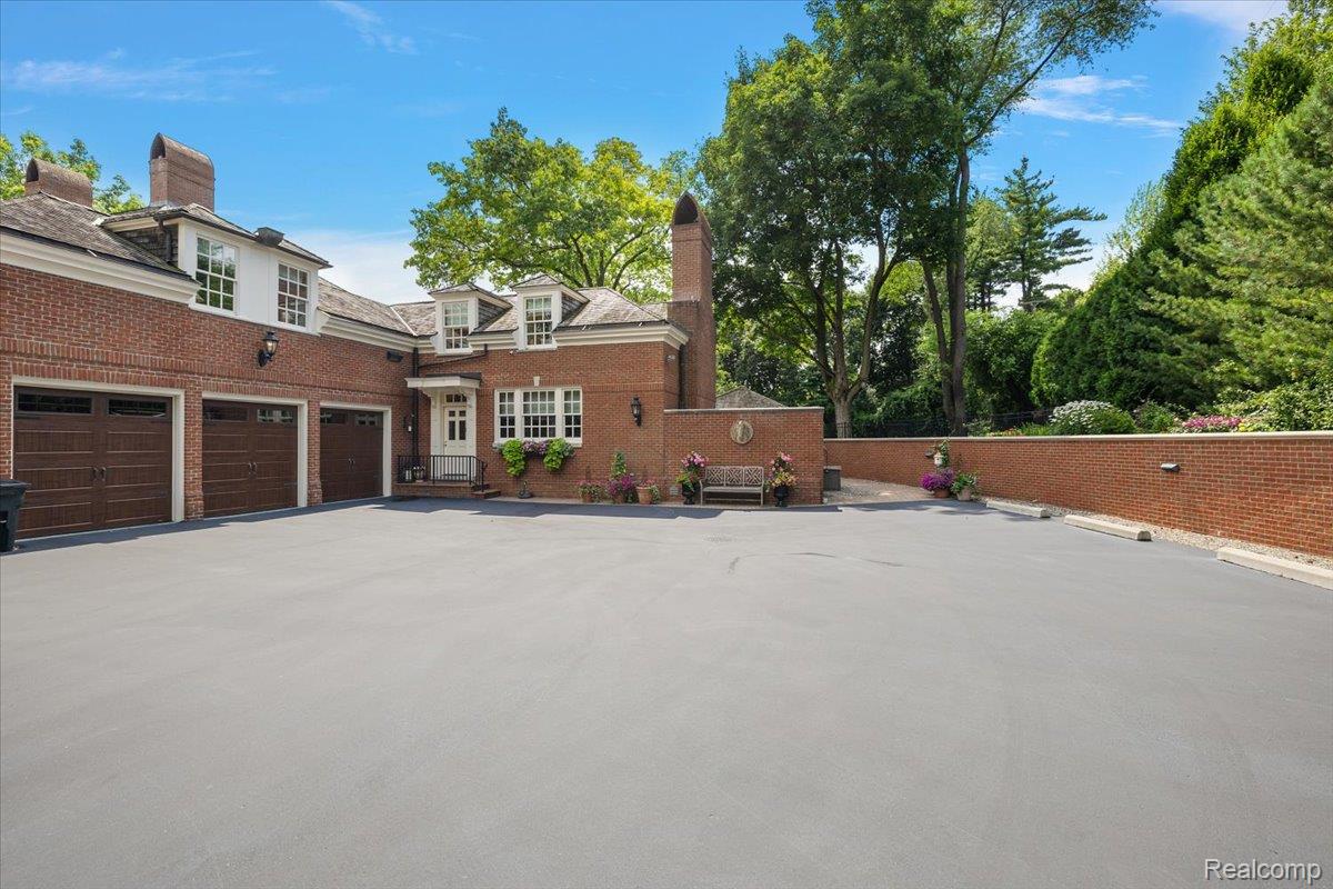 1045 Country Club Road