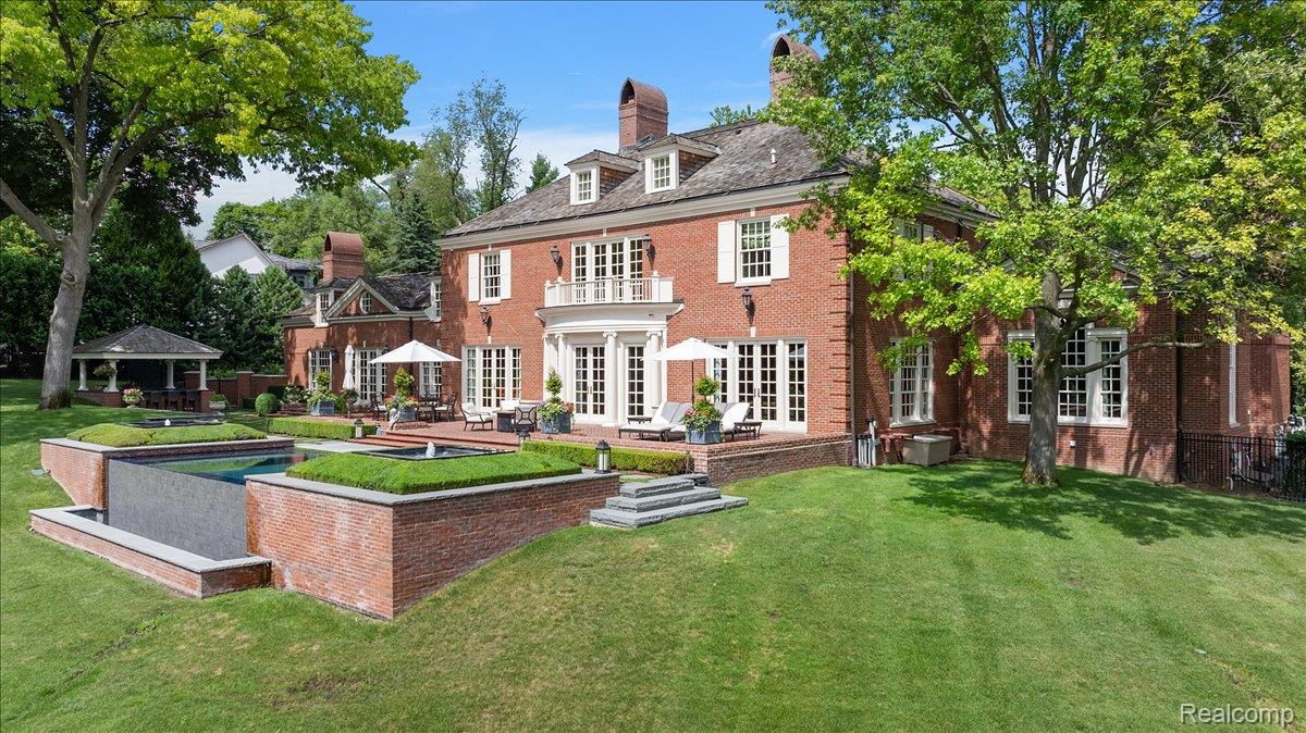 1045 Country Club Road