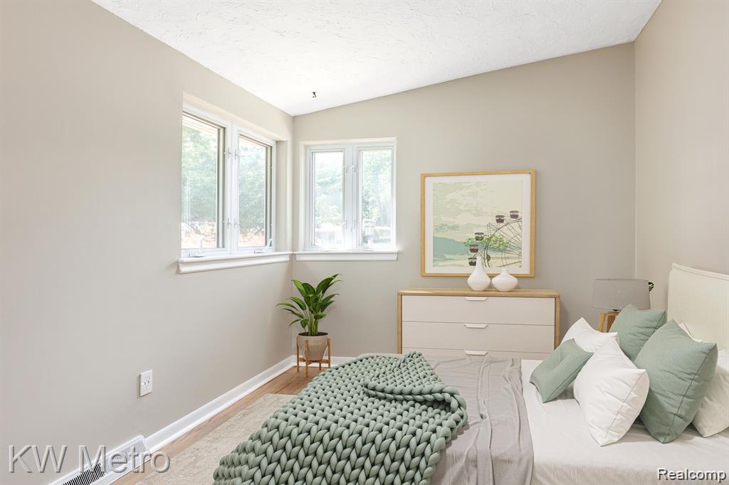 320 W La Salle Avenue