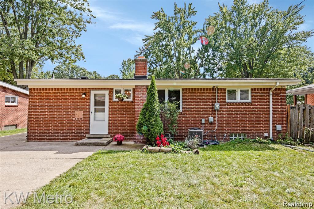 320 W La Salle Avenue