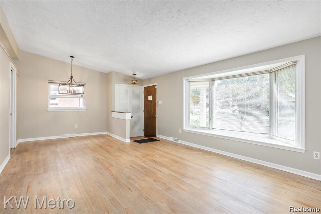 320 W La Salle Avenue