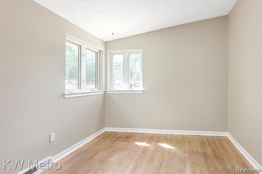 320 W La Salle Avenue