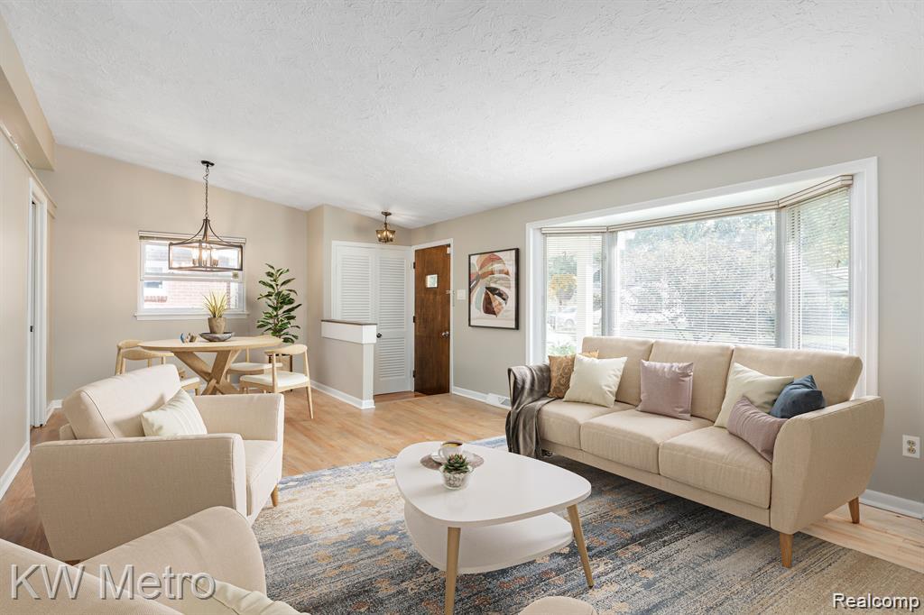 320 W La Salle Avenue