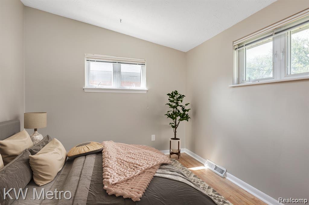 320 W La Salle Avenue