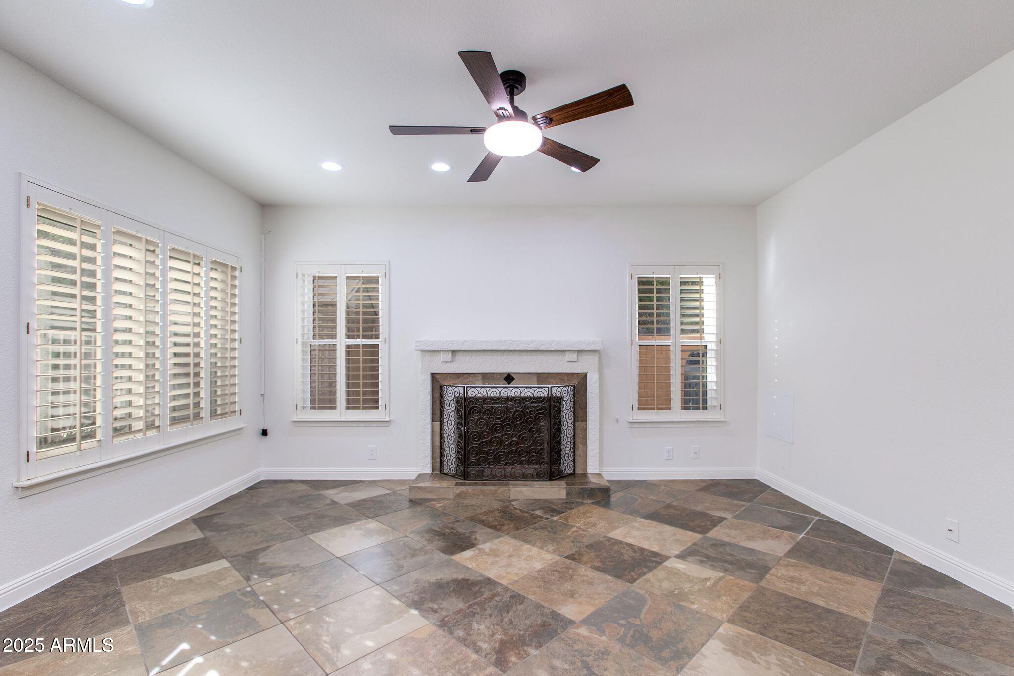 5513 E GROVERS Avenue