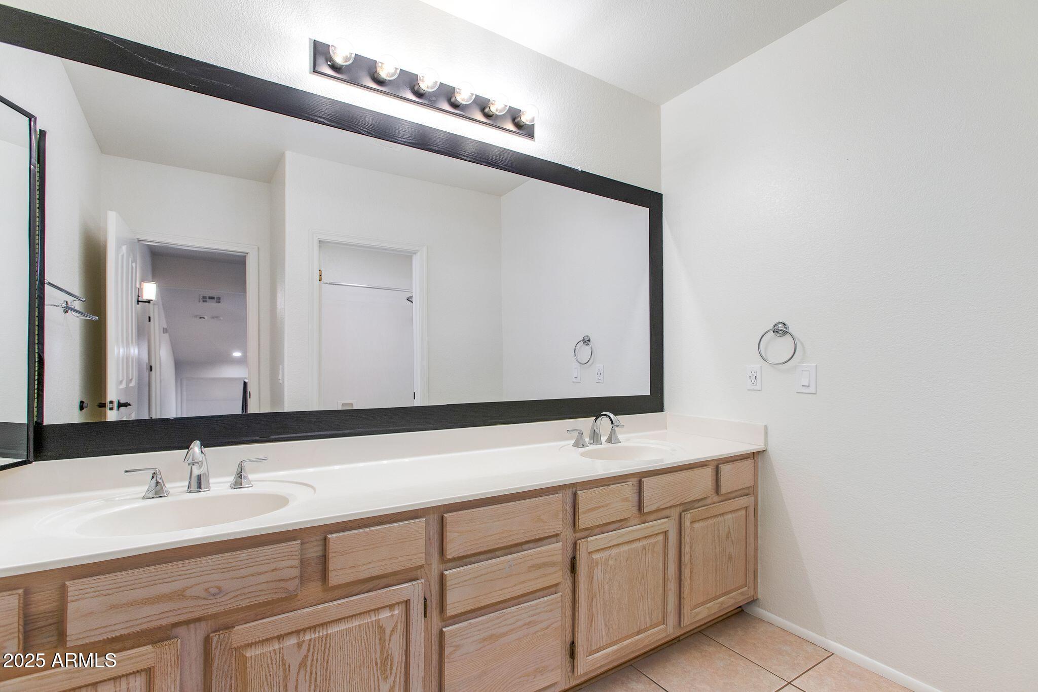 5513 E GROVERS Avenue