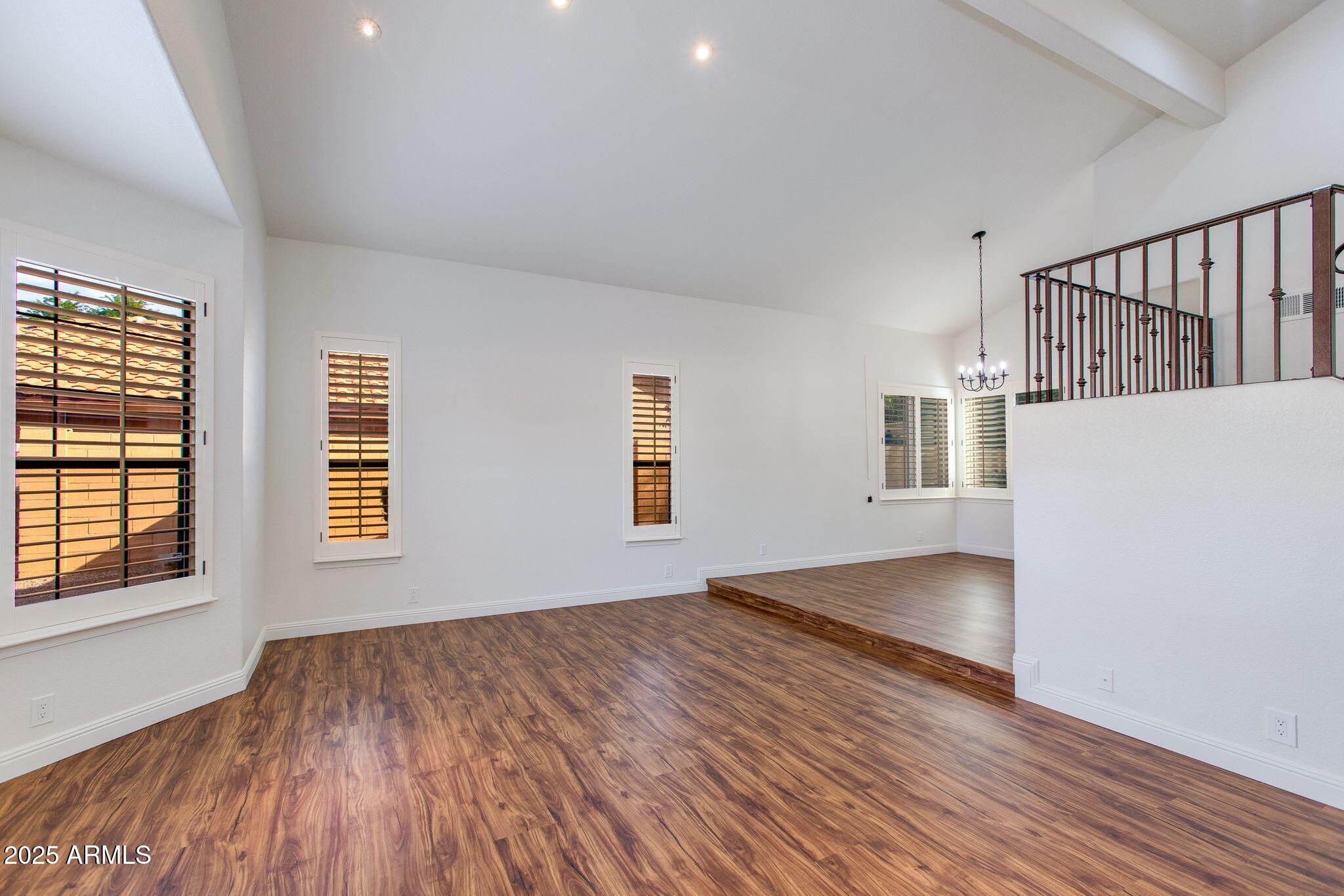 5513 E GROVERS Avenue