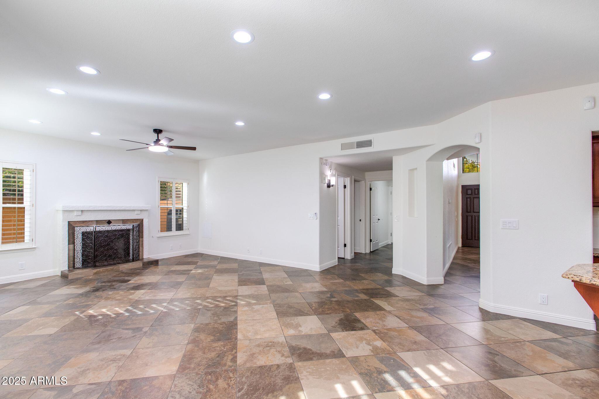 5513 E GROVERS Avenue